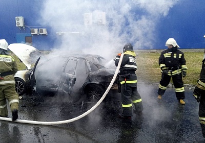 В Коврове около торгового комплекса загорелась иномарка