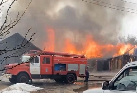 В Киржаче загорелись придомовые сараи