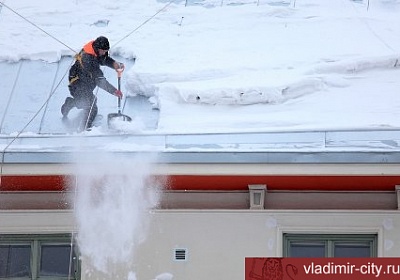 Прохожим во Владимире угрожает падение льда и снега с крыш