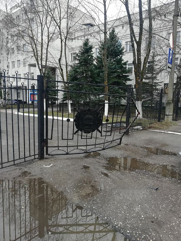 Неизвестные снесли ворота областного ГИБДД