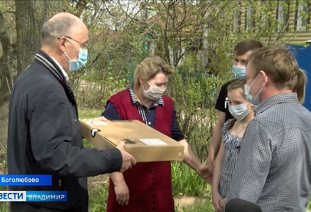 Владимир Киселев вручил многодетной семье из Боголюбова современный ноутбук