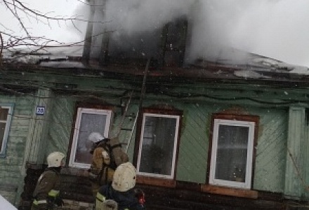 В Гороховце 12 пожарных тушили загоревшийся дом на две семьи