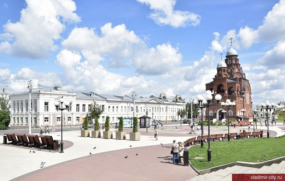 Во Владимире девочка повредила ногу решеткой фонтана на Театральной площади