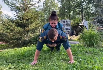 Владимирские пожарные повторили популярный челлендж на отжимания